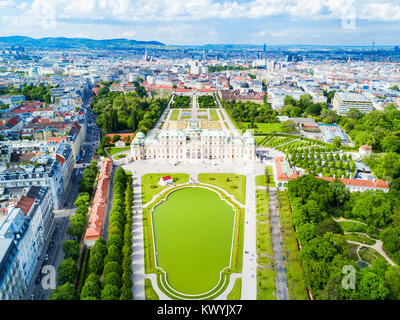 Il Palazzo del Belvedere antenna vista panoramica. Il Palazzo del Belvedere è un edificio storico complesso in Vienna, Austria. Belvedere è stato costruito come residenza estiva Foto Stock