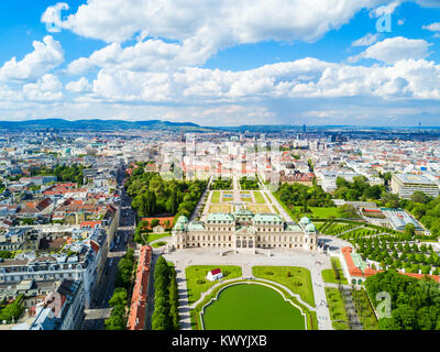 Il Palazzo del Belvedere antenna vista panoramica. Il Palazzo del Belvedere è un edificio storico complesso in Vienna, Austria. Belvedere è stato costruito come residenza estiva Foto Stock