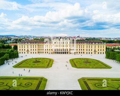 Palazzo di Schonbrunn antenna vista panoramica. Schloss Schoenbrunn è un imperiale residenza estiva di Vienna in Austria. Palazzo di Schonbrunn è una grande meta turistica Foto Stock