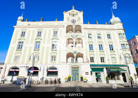 Il Rathaus o Municipio a Gmunden Austria. Gmunden è una città nella regione del Salzkammergut, Austria superiore. Foto Stock