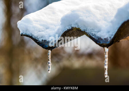 Inverno ghiaccioli sospesi dal tetto di close-up Foto Stock