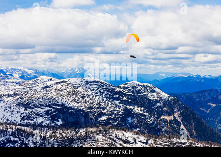 Parapendio in Dachstein montagne delle Alpi nella regione del Salzkammergut, Austria vista da cinque dita viewpoint Foto Stock
