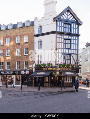 I tre levrieri pub tradizionale in Greco Street, Soho, Londra, Inghilterra, Regno Unito. Foto Stock