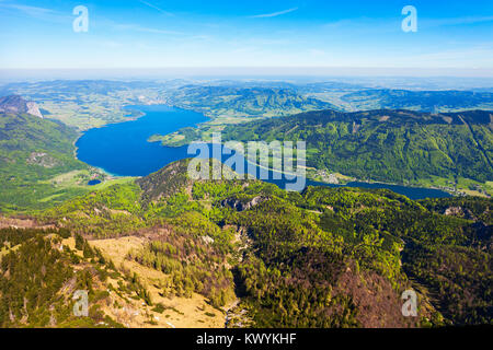 Mondsee o luna antenna Lago Vista panoramica dal punto di vista Schafberg, Austria superiore. Lago Mondsee situato nella regione Salzkammergut in Austria vicino a S Foto Stock
