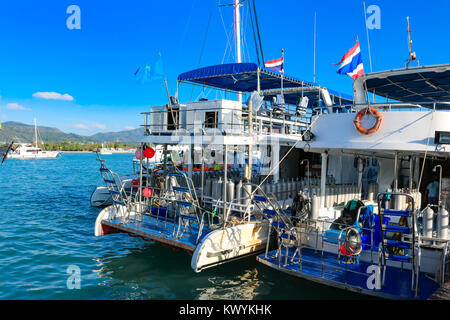 4 gennaio 2016 Phuket Thailandia barche ormeggiate presso la Chalong pier Foto Stock