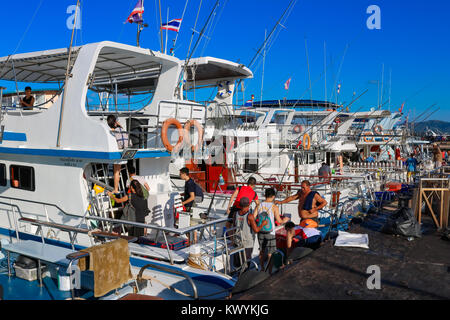 4 gennaio 2016 Phuket Thailandia persone salire a bordo della barca ormeggiata presso la Chalong pier Foto Stock