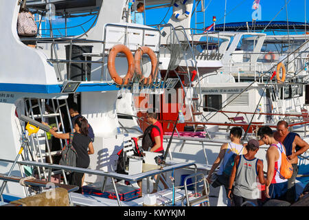 4 gennaio 2016 Phuket Thailandia persone salire a bordo della barca ormeggiata presso la Chalong pier Foto Stock