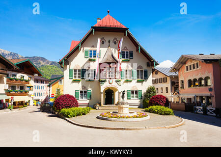 Sankt Gilgen Rathaus o municipio edificio al centro di St Gilgen village, regione Salzkammergut in Austria Foto Stock