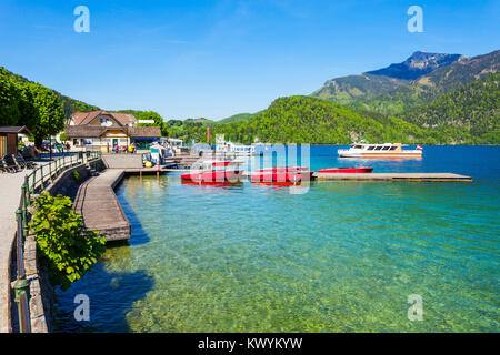 Embankment promenade presso il lago Wolfgangsee in St Gilgen village, regione Salzkammergut in Austria Foto Stock