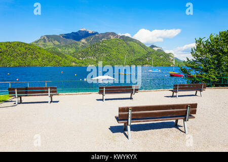 Embankment promenade presso il lago Wolfgangsee in St Gilgen village, regione Salzkammergut in Austria Foto Stock