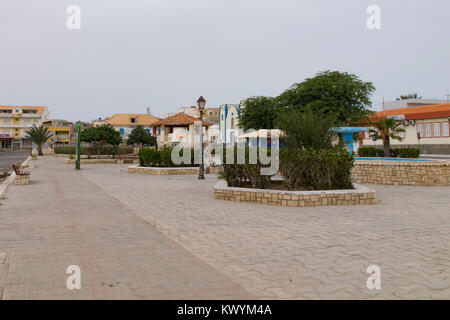 Santa Isabel Square, la piazza principale di Sal Rei che la Chiesa di Santa Isabel (Igreja da Santa Isabel) si affaccia - Boa Vista Capo Verde Foto Stock