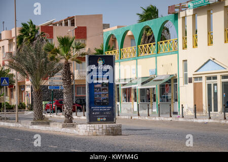 Sal Rei, isola di Boa Vista, Capo Verde - Pubblicità segno bordo sulla strada principale in Sal Rei da sud. Foto Stock