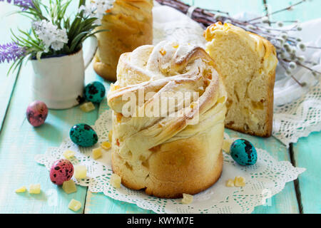 Kruffin pasta dolce - ricetta di Pasqua. Il cibo tradizionale sulla tabella di festa - torta di pane con canditi Kraffin e uova di pasqua. Foto Stock