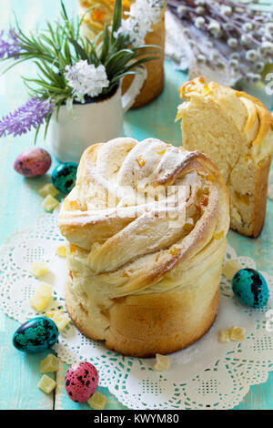 Kruffin pasta dolce - ricetta di Pasqua. Il cibo tradizionale sulla tabella di festa - torta di pane con canditi Kraffin e uova di pasqua. Foto Stock