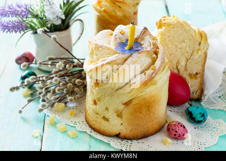 Kruffin pasta dolce - ricetta di Pasqua. Il cibo tradizionale sulla tabella di festa - torta di pane con canditi Kraffin e uova di pasqua. Foto Stock