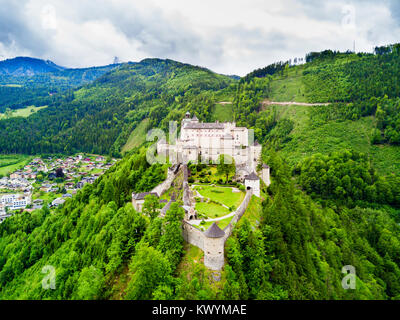 Il castello di Hohenwerfen o Festung antenna Hohenwerfen vista panoramica. Hohenwerfen è una roccia medievale castello affacciato austriaca di Werfen città nel fiume Salzach Foto Stock