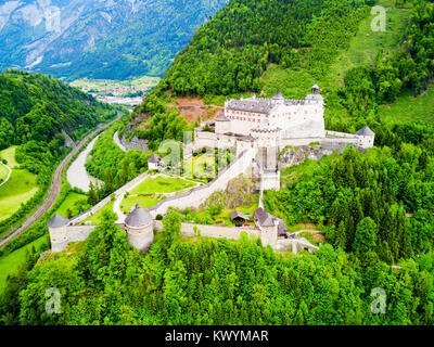 Il castello di Hohenwerfen o Festung antenna Hohenwerfen vista panoramica. Hohenwerfen è una roccia medievale castello affacciato austriaca di Werfen città nel fiume Salzach Foto Stock