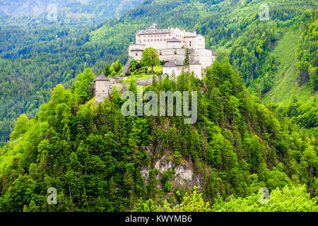 Il castello di Hohenwerfen o Festung Hohenwerfen è una roccia medievale castello affacciato austriaca di Werfen cittadina nella valle della Salzach vicino a Salisburgo, Austria Foto Stock