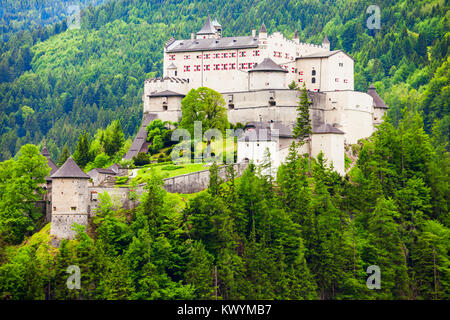 Il castello di Hohenwerfen o Festung Hohenwerfen è una roccia medievale castello affacciato austriaca di Werfen cittadina nella valle della Salzach vicino a Salisburgo, Austria Foto Stock