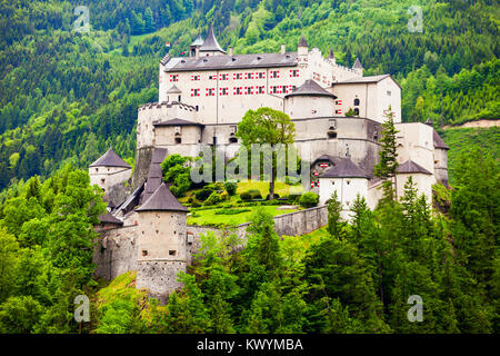 Il castello di Hohenwerfen o Festung Hohenwerfen è una roccia medievale castello affacciato austriaca di Werfen cittadina nella valle della Salzach vicino a Salisburgo, Austria Foto Stock