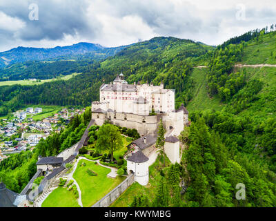 Il castello di Hohenwerfen o Festung antenna Hohenwerfen vista panoramica. Hohenwerfen è una roccia medievale castello affacciato austriaca di Werfen città nel fiume Salzach Foto Stock