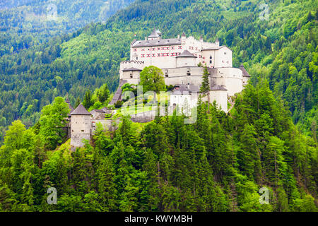 Il castello di Hohenwerfen o Festung Hohenwerfen è una roccia medievale castello affacciato austriaca di Werfen cittadina nella valle della Salzach vicino a Salisburgo, Austria Foto Stock