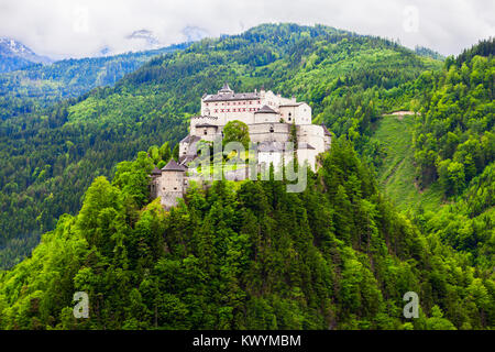 Il castello di Hohenwerfen o Festung Hohenwerfen è una roccia medievale castello affacciato austriaca di Werfen cittadina nella valle della Salzach vicino a Salisburgo, Austria Foto Stock