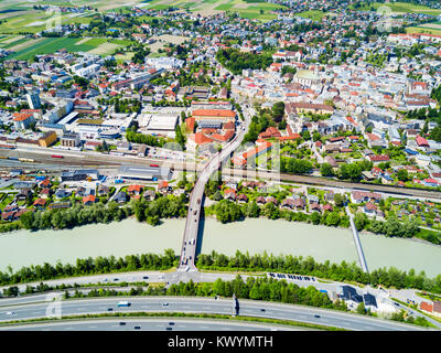 Hall in Tirol e il fiume Inn antenna vista panoramica, Austria. Hall in Tirol è una città nella terra di Innsbruck distretto di Tirolo, Austria. Foto Stock