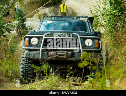 Lviv, Ucraina - Agosto 23, 2015: off-road marca veicolo Nissan vince la via della carriera di sabbia vicino alla città di Lviv, Ucraina. Foto Stock