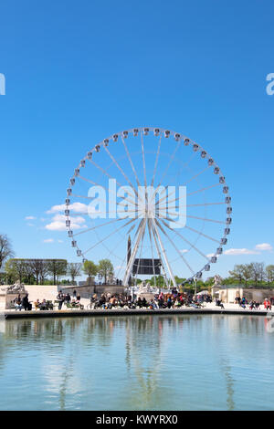 Parigi, Francia - 18 Aprile 2016: una ruota panoramica Ferris (Roue de Paris) sulla Place de la Concorde dal Giardino delle Tuileries il 3 febbraio 2013 a Parigi. Il Foto Stock