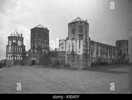 Il castello di Mir in Bielorussia, raffigurato in un'immagine del 1927 da H. Paddubski, è un sito patrimonio dell'umanità dell'UNESCO che rappresenta l'architettura gotica, rinascimentale e barocca. Foto Stock