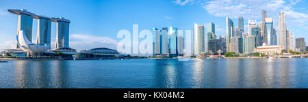 Skyline di Singapore presso il marina bay Foto Stock