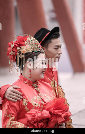 Xian,Cina - Ottobre 22,2017: Felice sposa giovane pone per le foto riprese nelle strade di Xian su ottobre 22, Cina. Foto Stock