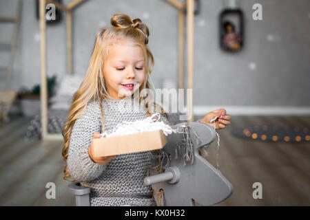 Ritratto di una ragazza felice apertura confezione regalo Foto Stock