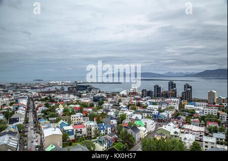 Vista dalla cima del Hallgrímskirkja, un Luterano chiesa parrocchiale in Reykjavík, Islanda, la più grande chiesa in Islanda guardando oltre il lungomare Foto Stock