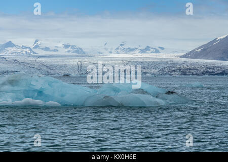 Iceberg sulla Jökulsárlón laguna glaciale parto dal ghiacciaio Breiðamerkurjökull, confinante Vatnajökull parco nazionale nel sud-est dell'Islanda Foto Stock