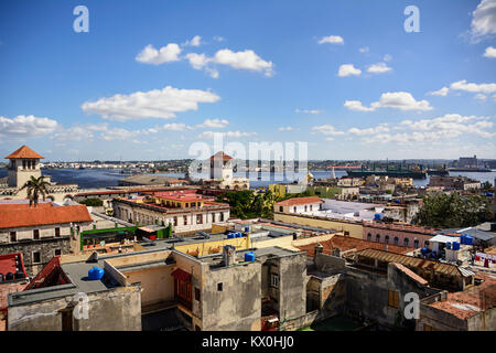 Vista sui tetti di Havana e il porto commerciale Foto Stock