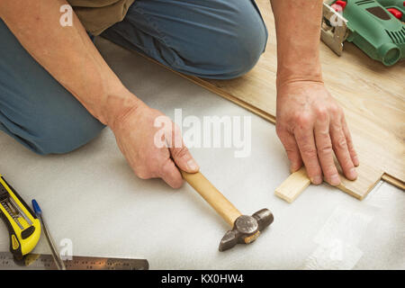 Opere di Master per la posa di pannelli laminati, ad imitazione del legno Foto Stock