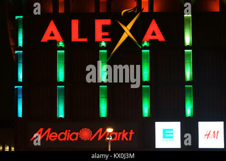 Berlino, Germania - Gennaio 03, 2018: le colorate luci al neon, i loghi e i messaggi pubblicitari di Alexa department store su Alexanderplatz la notte del Foto Stock