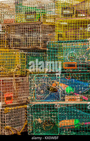 Impilati grado marino in PVC rivestito di filo di trappole a base di aragosta su un molo di pesca nel Maine, Stati Uniti d'America. Foto Stock