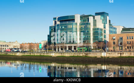 Dublino, Irlanda - 4 February 2017: IFSC Custom House banchine costruite nella storica docklands di Dublino. Foto Stock