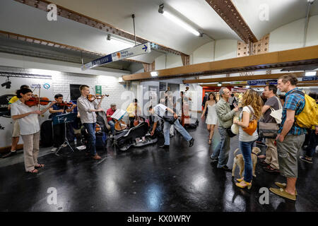 Francia, Parigi (75), Buskers nella stazione metropolitana di Bastille Foto Stock