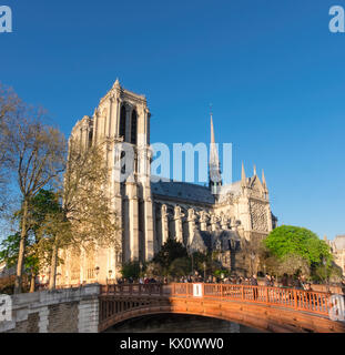 Parigi, Francia - 18 Aprile 2017: la cattedrale di Notre Dame, una delle attrazioni principali di Parigi, balneazione nel caldo sole del pomeriggio. Foto Stock