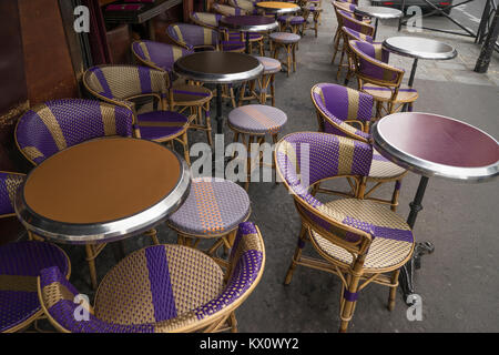 Sidewalk Cafe tavoli e sedie senza persone, Parigi, Francia Foto Stock