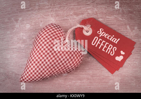 San Valentino con i tag caption 'Speciale offre' e farcite di cotone cuore su legno Foto Stock