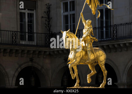 Francia, Parigi (75), Joanne di arco statua in Place des Pyramides Foto Stock