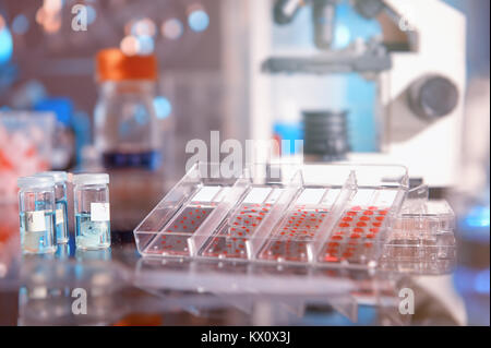 Background scientifico con i moderni strumenti di istopatologia: colorate microscopic slides del tessuto di un paziente, fissata in campioni di tessuto e un microscopio. Spazio per Foto Stock