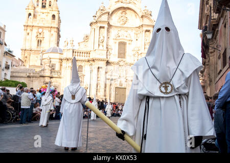 Durante la Semana Santa, la Settimana Santa di cerimonie, penitenti sfilano per le strade di Murcia in Spagna Foto Stock