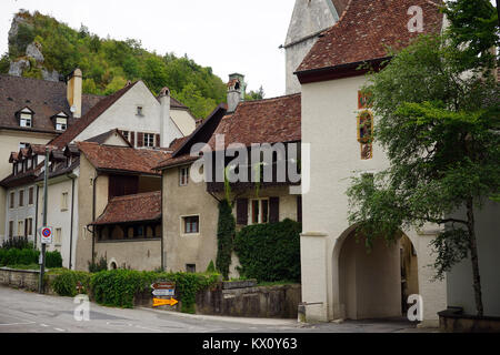 ST-Ursanne, Svizzera - CIRCA IL LUGLIO 2015 Rock e la città vecchia Foto Stock