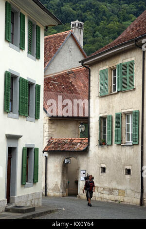 ST-Ursanne, Svizzera - CIRCA IL LUGLIO 2015 Backpacker su strada nella città vecchia Foto Stock